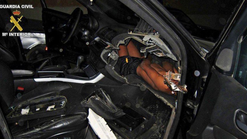 Κρυμμένος στο… ταμπλό μιας BMW X5