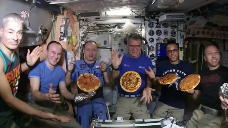 Έτσι φτιάχνουν και τρώνε πίτσα στο διάστημα (vid)