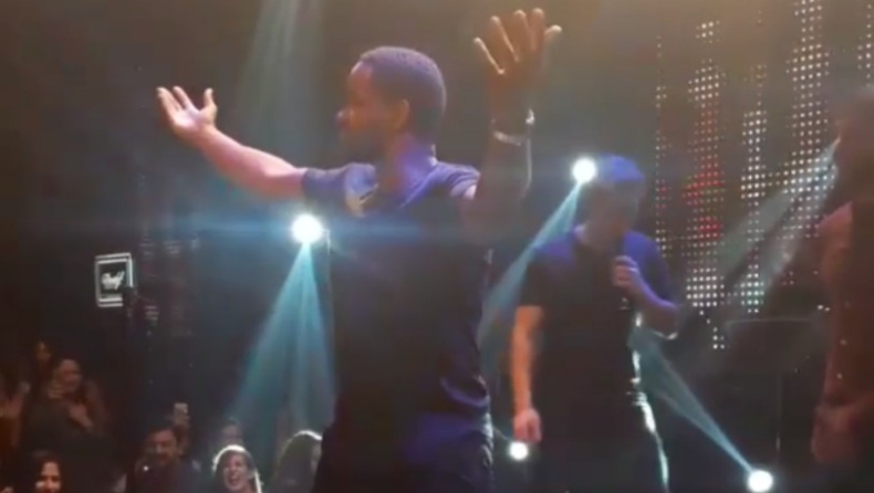 Τραγούδησε... Παντελίδη και αποθεώθηκε ο Ρέλεφορντ σε νυχτερινό κέντρο! (vid)