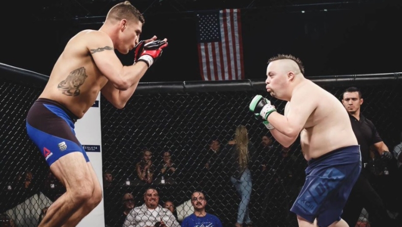 Ένας 32χρονος με σύνδρομο down έπαιξε σε αγώνα ΜΜΑ με το ίνδαλμά του (vid)