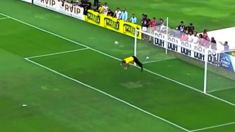 Απέκρουσε λόμπα του Ροναλντίνιο με... χτύπημα του σκορπιού! (vid)