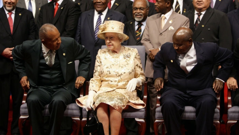 Η Βασίλισσα Ελισάβετ αποκάλυψε πόσο ζυγίζει το στέμμα της