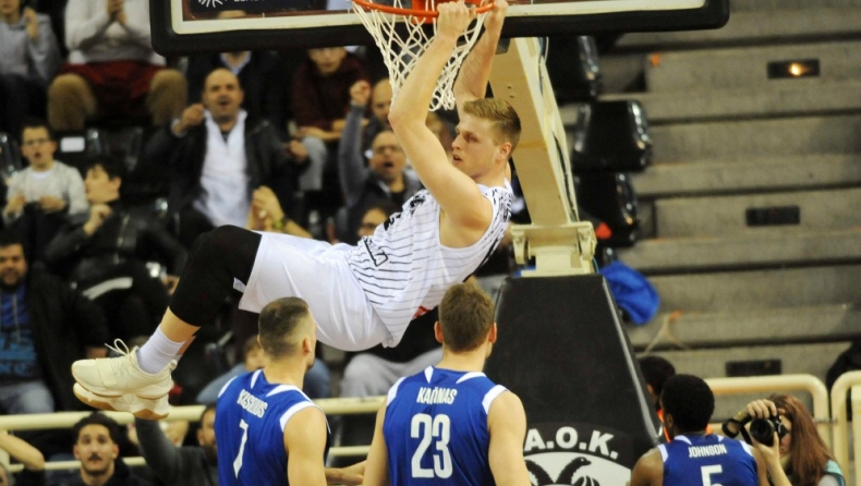 Γερό πάτημα και... κάρφωμα για τον Χαραλαμπόπουλο! (vid)