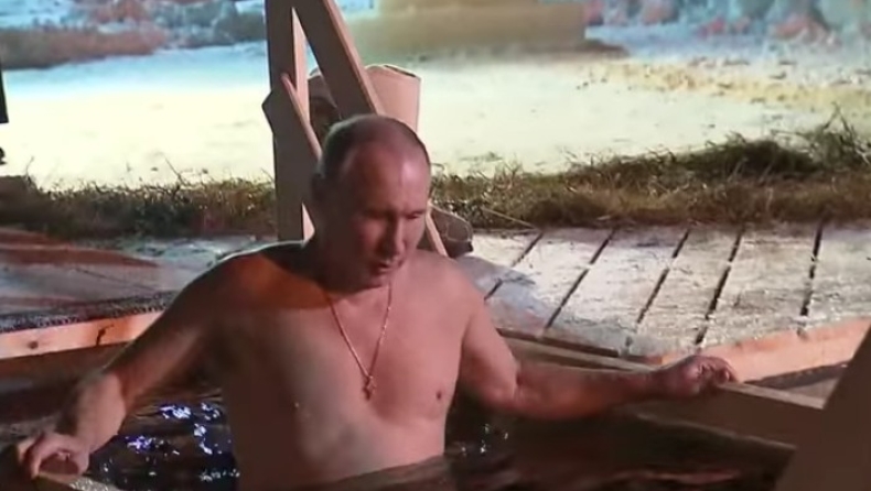 Ο Πούτιν βούτηξε στο παγωμένο νερό στους -5 βαθμούς Κελσίου για τα Θεοφάνεια στη Ρωσία (pics & vid)