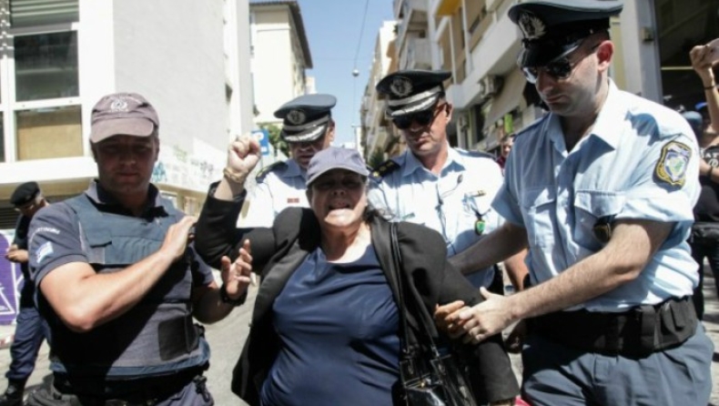 «Ασχήμιες» από την Λουκά στην κηδεία του Πανούση (vid)