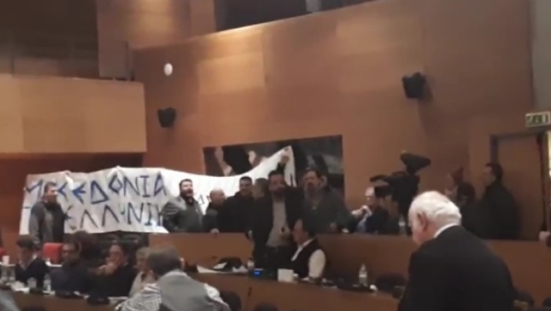 Χρυσαυγίτες εισέβαλαν στο δημοτικό συμβούλιο Θεσσαλονίκης (vids)