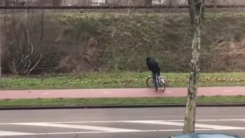 Η μάταιη κι απέλπιδα προσπάθεια ενός ποδηλάτη να νικήσει τους θυελλώδεις ανέμους
