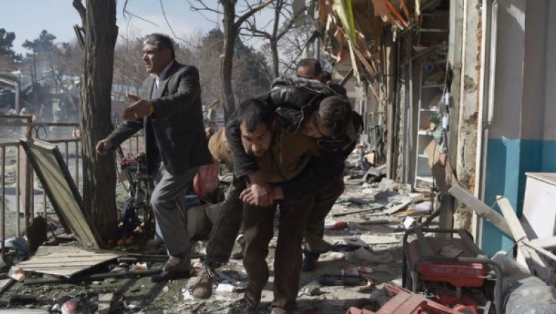 Τουλάχιστον 95 νεκροί και 158 τραυματίες από την έκρηξη παγιδευμένου ασθενοφόρου στην Καμπούλ!