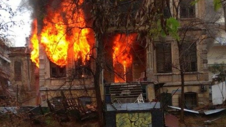 Φωτιά σε υπό κατάληψη κτίριο στην Θεσσαλονίκη (pics & vid)