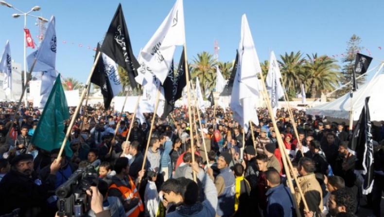 Σφοδρές συγκρούσεις, τραυματισμοί και συλλήψεις στην Τυνησία