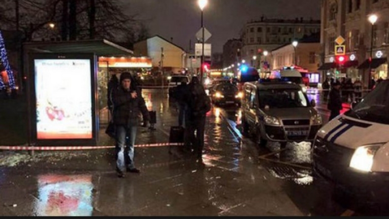 Αυτοκίνητο «καρφώθηκε» σε στάση λεωφορείου στη Μόσχα: 1 νεκρός και 4 τραυματίες (vid)