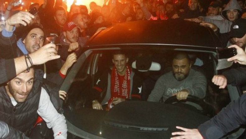 Τρελάθηκαν οι Άγγλοι με την υποδοχή του Μιραλάς! (pic)