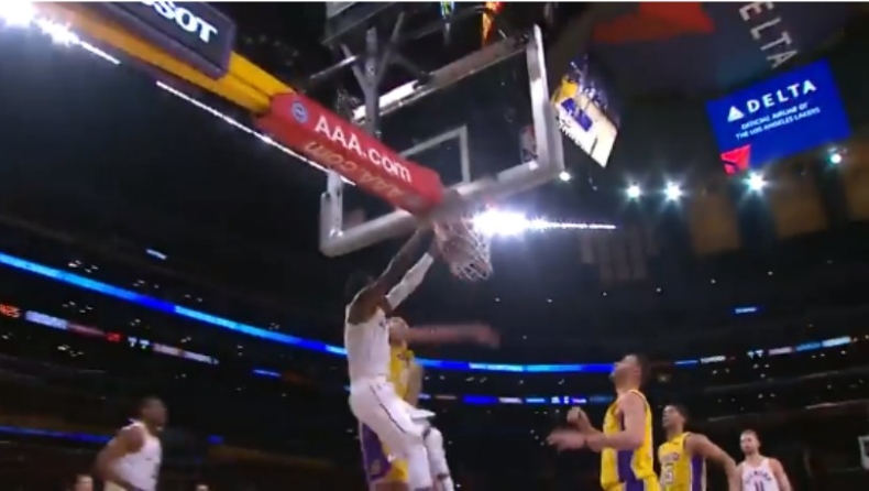 «Μαγεύει» ο Ολαντίπο με reverse και κάρφωμα! (vid)