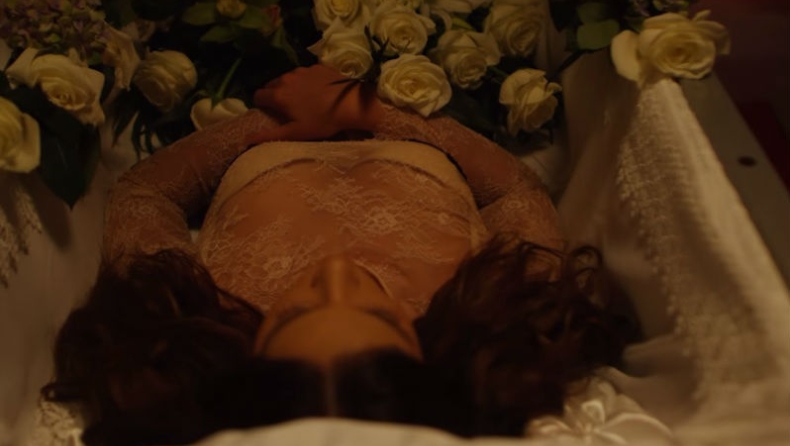 Η Στικούδη στο νέο της video clip είναι μέσα σε φέρετρο (vid)