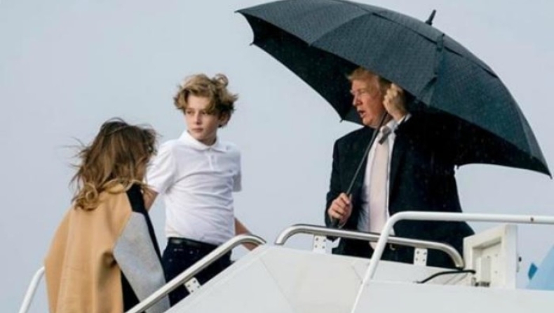 Ο Τραμπ πήρε την ομπρέλα και παράτησε στη βροχή... γυναίκα και παιδί (pics & vid)