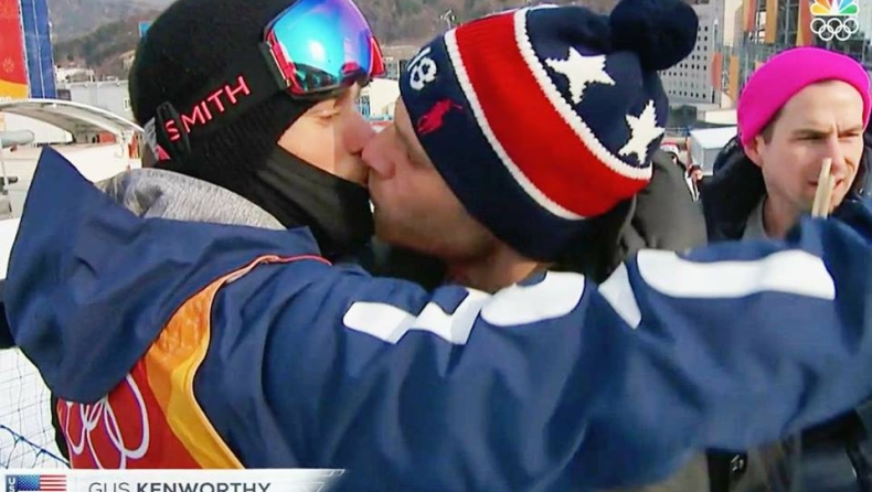 Live on camera το πρώτο γκέι φιλί στους Ολυμπιακούς!