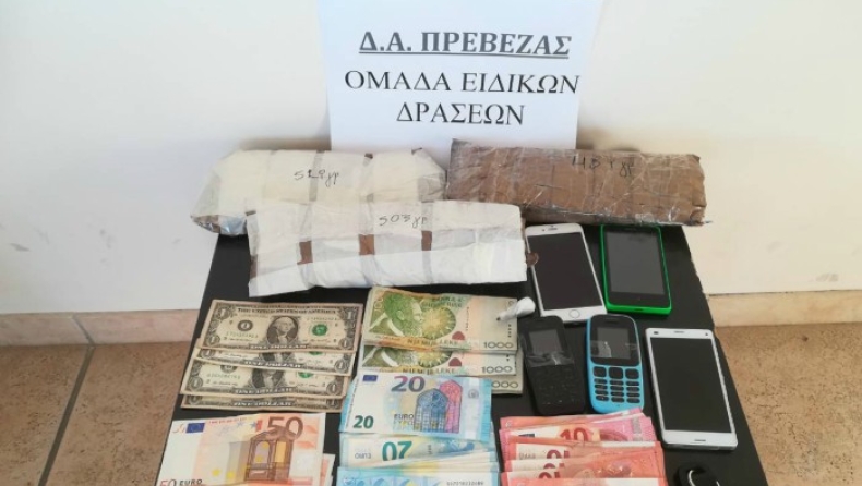 Οι αρχές κατάσχεσαν 1,5 κιλό ηρωίνη στην Ιόνια οδό (pic)