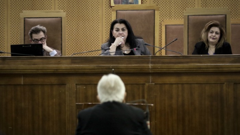 Προετοιμασίες για την ανάγνωση εγγράφων και την προβολή βίντεο στη δίκη της Χρυσής Αυγής