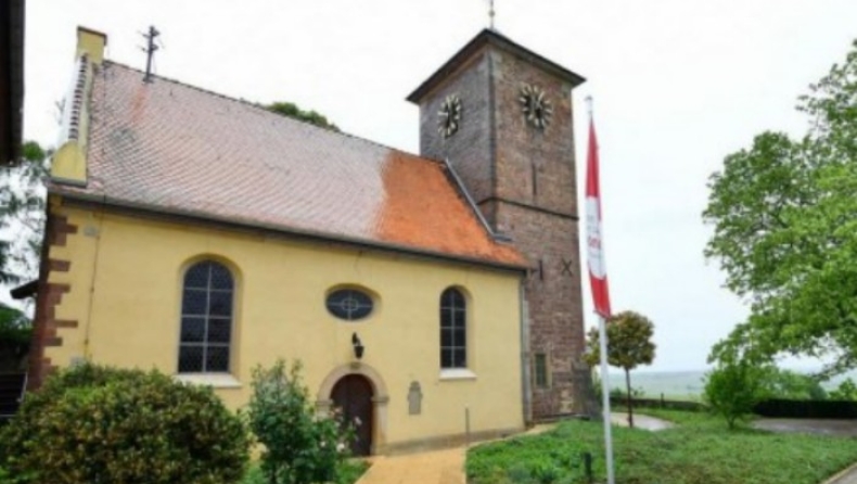 Γερμανικό χωριό αποφάσισε να διατηρήσει στη θέση της καμπάνα με χαραγμένη σβάστικα (pics)