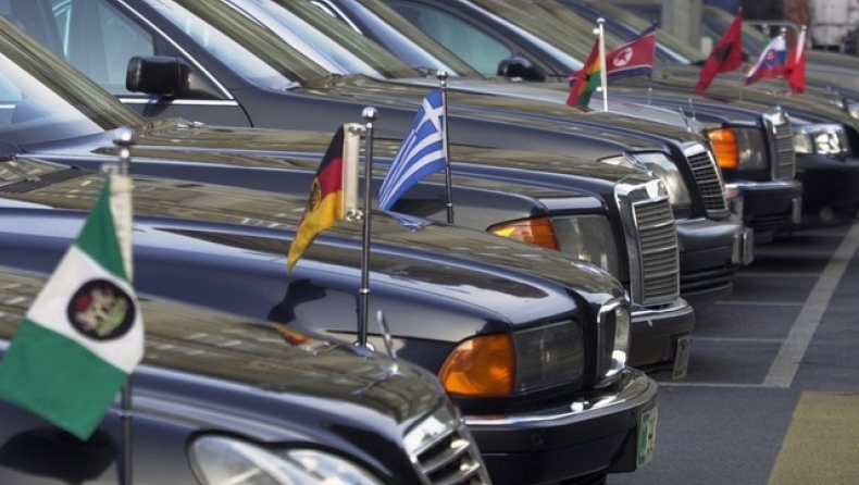 Οι Ελληνες διπλωμάτες εκμεταλλεύονται την ασυλία τους στο τιμόνι