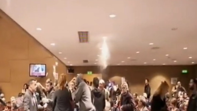 «Ντου» από μέλη του Ρουβίκωνα σε ομιλία του Τσακαλώτου (pics & vid)