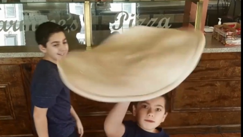 Δύο πιτσιρίκια είναι... master στην πίτσα (vid)