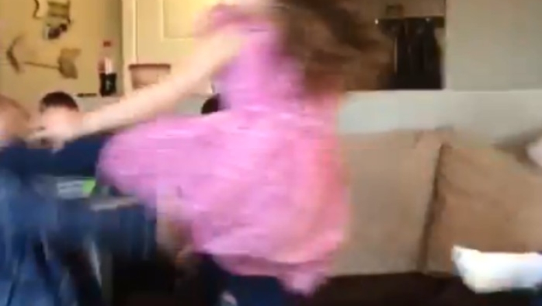 Πιτσιρίκα έβγαλε νοκ άουτ τον αδελφό της με... καρατιά! (vid)