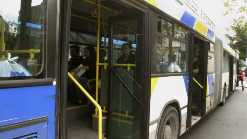 Σύγκρουση φορτηγού με αστικό λεωφορείο στη Θεσσαλονίκη
