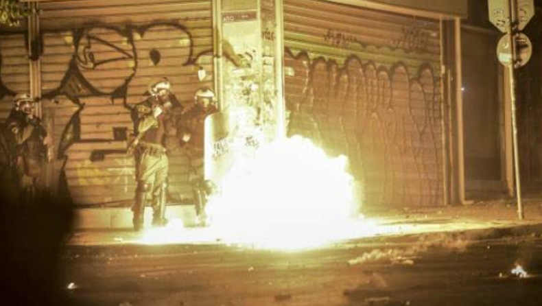 Νύχτα έντασης στα Εξάρχεια με ρίψεις μολότοφ: Τραυματίστηκε αστυνομικός