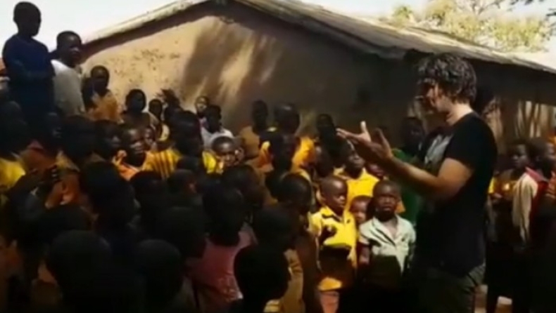 Ο Παπακαλιάτης τραγουδάει το «κοκοράκι» με παιδάκια από την Αφρική (pic & vid)