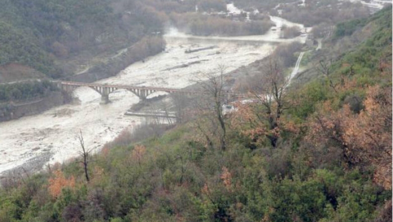 Φουσκώνει επικίνδυνα ο Σπερχειός ποταμός
