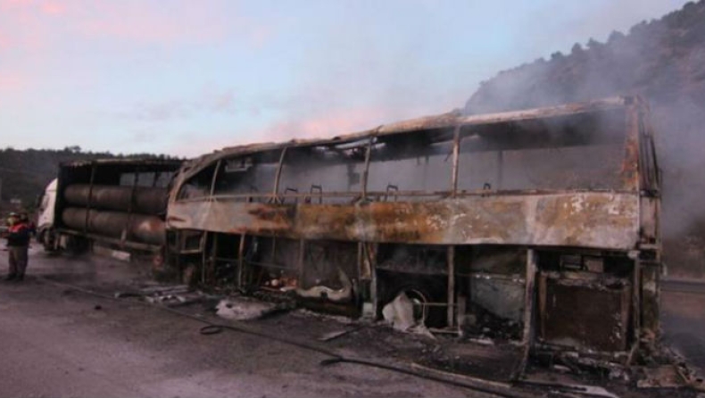 Τουρκία: 13 νεκροί από σύγκρουση λεωφορείου με φορτηγό (pics & vid)