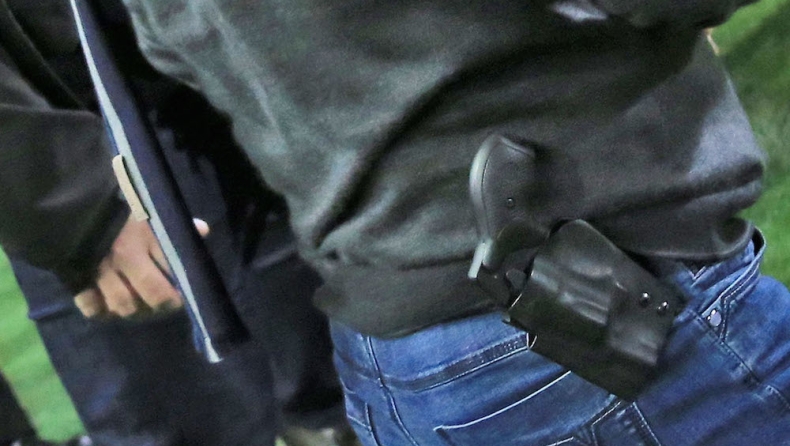 Σαν… πολύ χαλαροί δεν είμαστε στη θέα ενός όπλου;