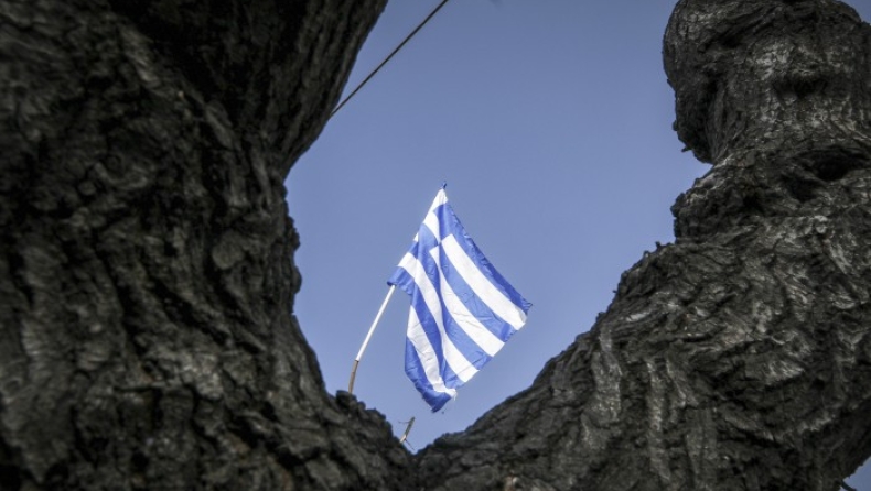 Ξανά «ομορφιές» στη Σαντορίνη: Κλείδωσαν το σχολείο για να μη σηκώσει τη σημαία Αλβανίδα μαθήτρια