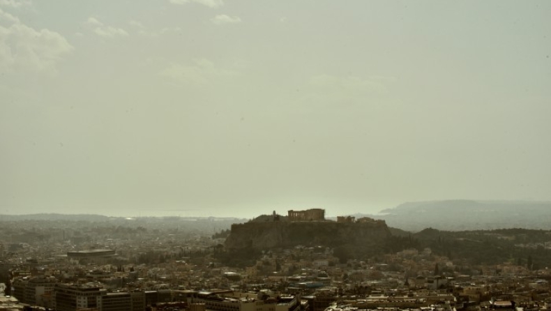 H Αθήνα «πνίγηκε» στην σκόνη, στα Τρίκαλα ξεριζώθηκαν δέντρα (pics & vid)