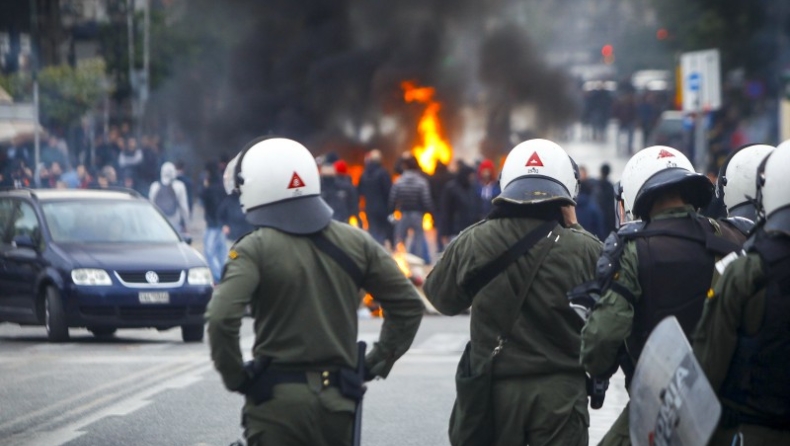 Επεισόδια και χημικά κοντά στον χώρο της εκδήλωσης με ομιλητή τον Τσακαλώτο στον Πειραιά (pics & vids)