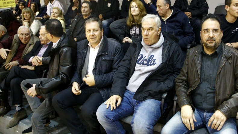 Αγγελόπουλος και μπασκετική ΑΕΚ βλέπουν τον τελικό των Εφήβων (pics)