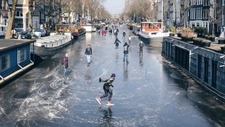 Πατινάζ στα παγωμένα κανάλια του Άμστερνταμ (pics & vids)