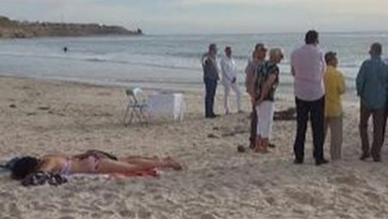 Ήθελαν να παντρευτούν στην παραλία και μία τύπισσα έκανε ηλιοθεραπεία (pic)