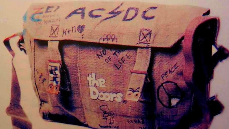 Η «χακί»... σχολική τσάντα με τα logo συγκροτημάτων!