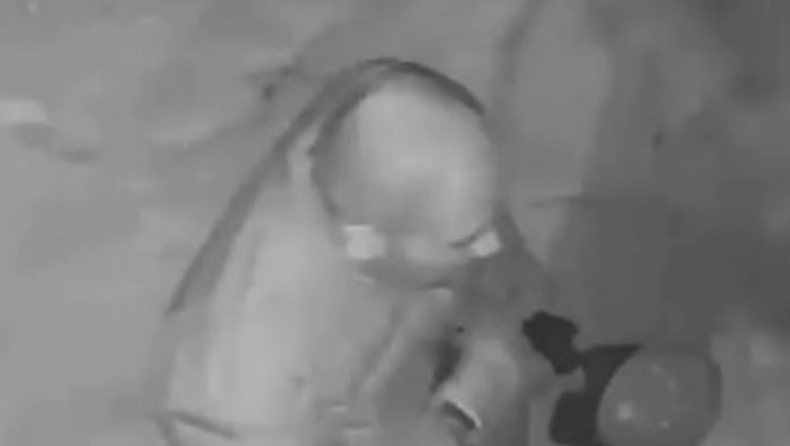 Αυτός είναι ο πιο... θρήσκος κλέφτης στον κόσμο (vid)