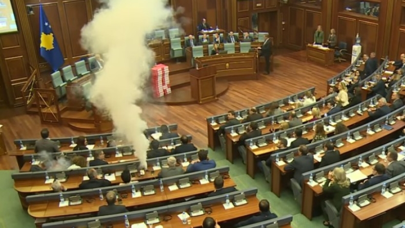 Xάος και δακρυγόνα μέσα στην Βουλή του Κοσόβου κατά τη διάρκεια της Ολομέλειας (pics & vids)