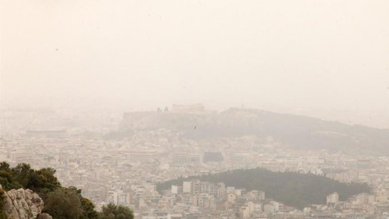 Παραμένει η σκόνη στην Αθήνα