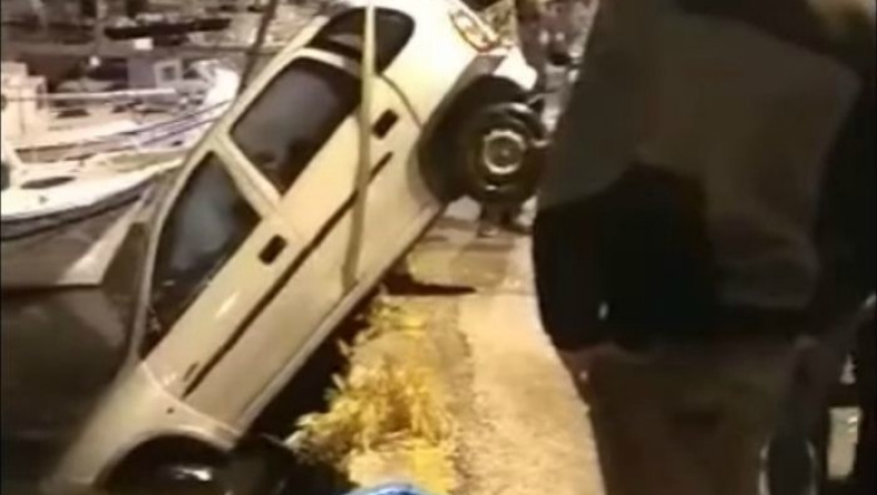 Σταμάτησε να πάρει τσιγάρα και το αμάξι κατέληξε στον βυθό (pics & vid)