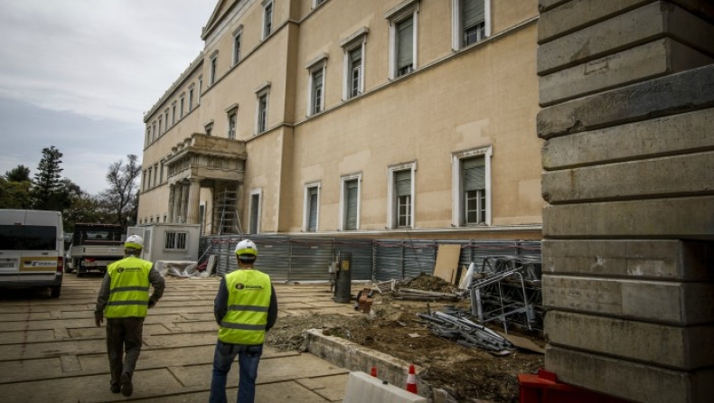 Στη Βουλή έκαναν εργασίες στο σκέπαστρο επειδή έσταζε η σκεπή (pics)