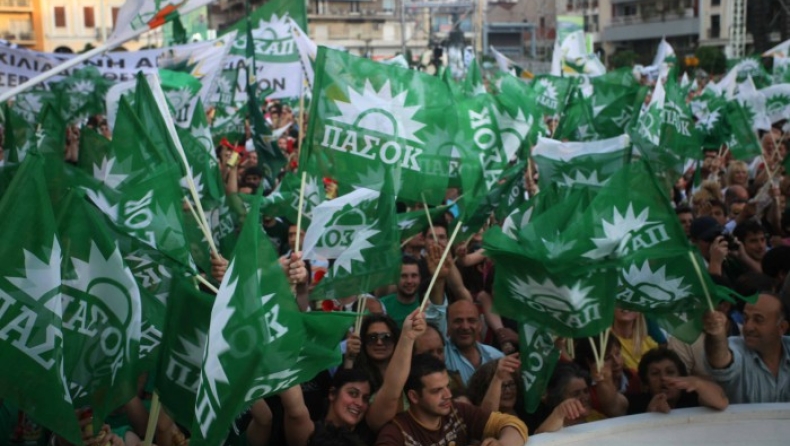 Στην Κρήτη πέταξαν σε χωματερή δεκάδες σημαιάκια του ΠΑΣΟΚ (pics)