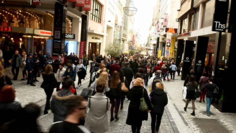 Σε ισχύ το εορταστικό ωράριο: Ανοιχτά τα εμπορικά καταστήματα