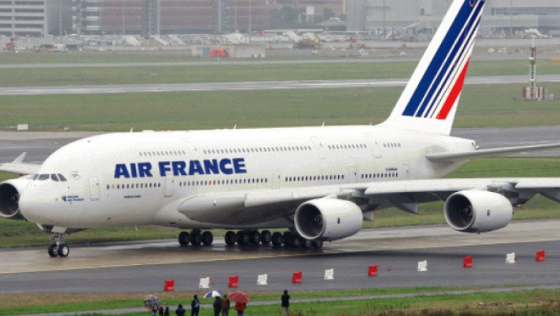 Σε απεργιακό κλοιό η Γαλλία, στα «κάγκελα» οι εργαζόμενοι της Air France