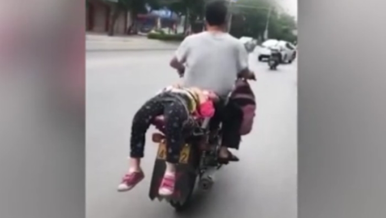 Κινέζος έδεσε την κόρη του στο μηχανάκι για να την πάει στο σχολείο (pic & vid)