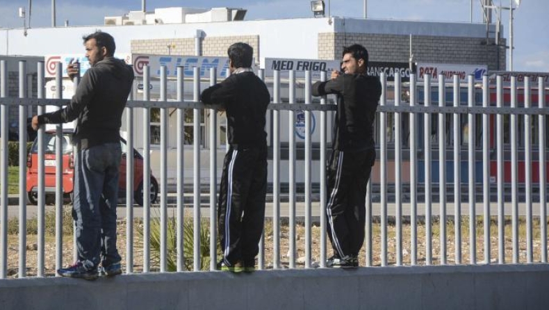 Xάος κι επεισόδια στο λιμάνι της Πάτρας μεταξύ αστυνομικών και μεταναστών (vids)